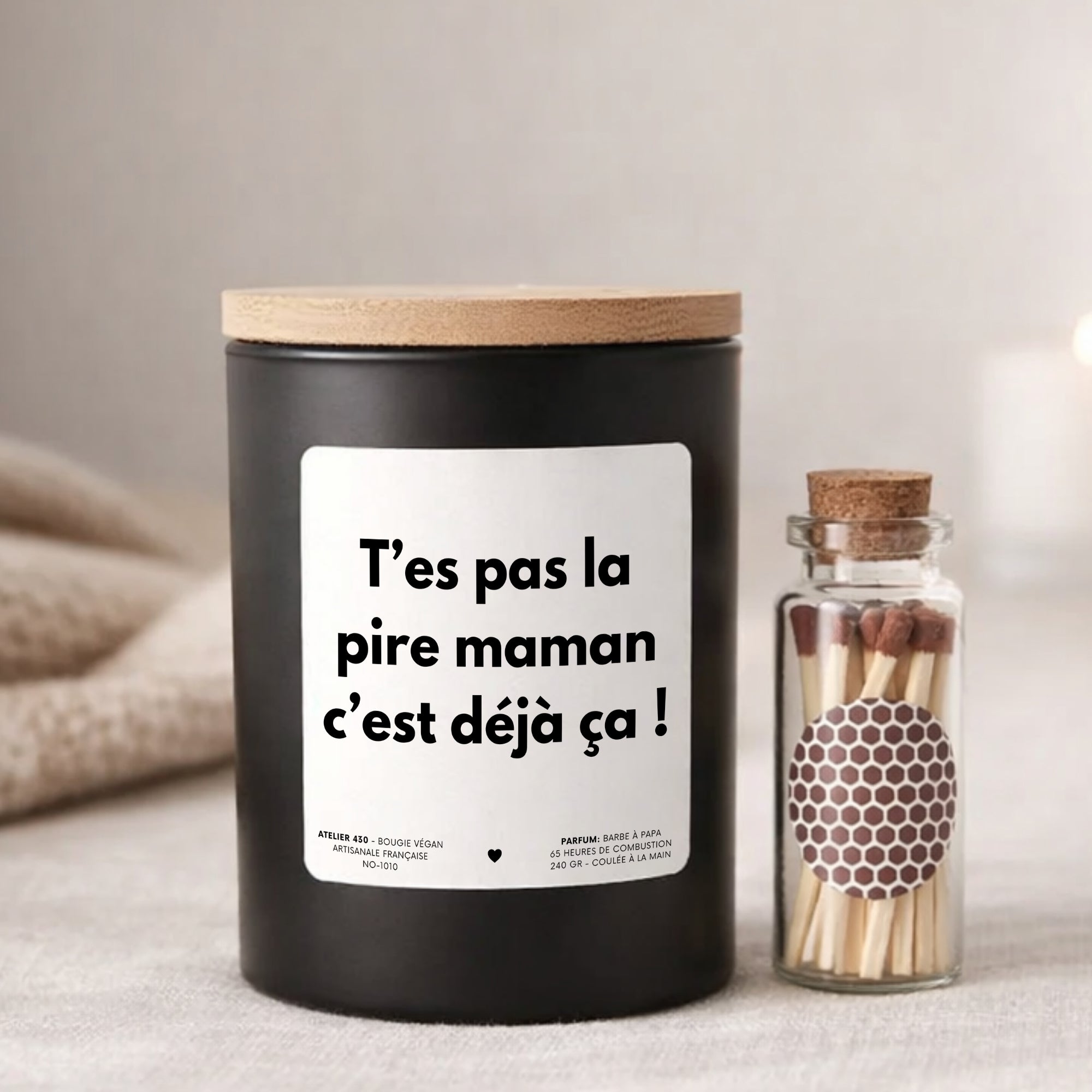 T’es pas la pire maman c’est déjà ça ! bougie noire personnalisée maman avec coffret allumettes — Atelier 430
