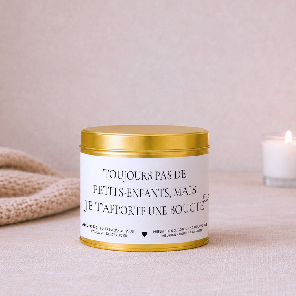 Bougie personnalisée « Toujours pas de petits-enfants, mais je t’apporte une bougie » avec boîte or – Atelier 430