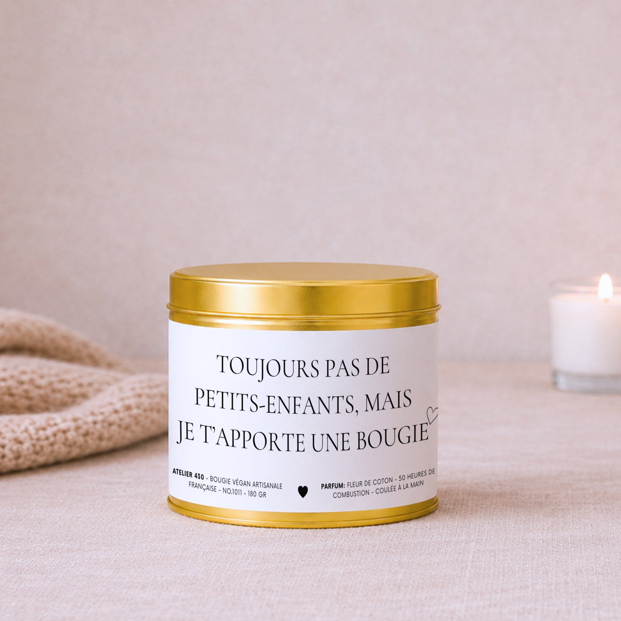 Bougie personnalisée « Toujours pas de petits-enfants, mais je t’apporte une bougie » avec boîte or – Atelier 430
