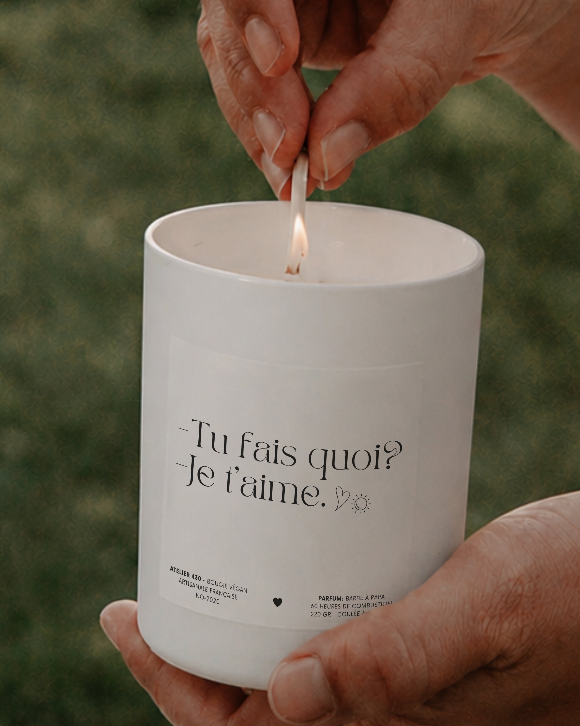 Bougie à message romantique « -Tu fais quoi ? -Je t’aime. » avec boîte blanche – Atelier 430