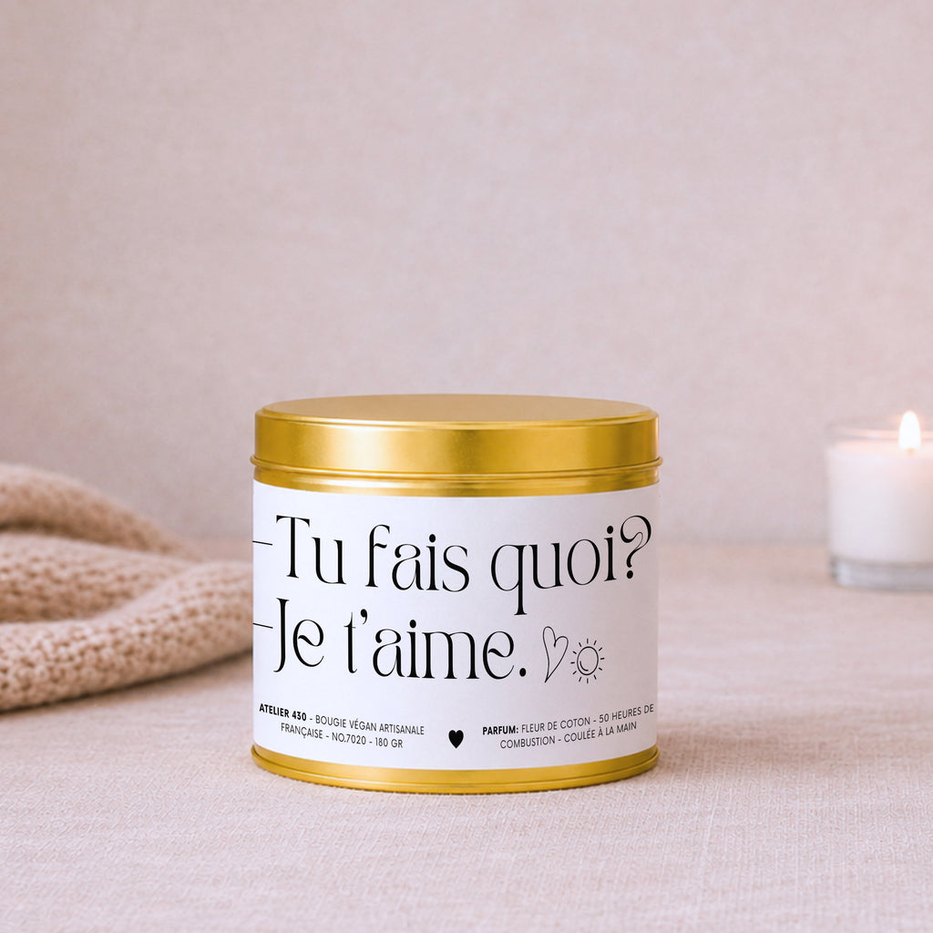 Bougie avec texte d’amour « -Tu fais quoi ? -Je t’aime. » avec boîte or – Atelier 430