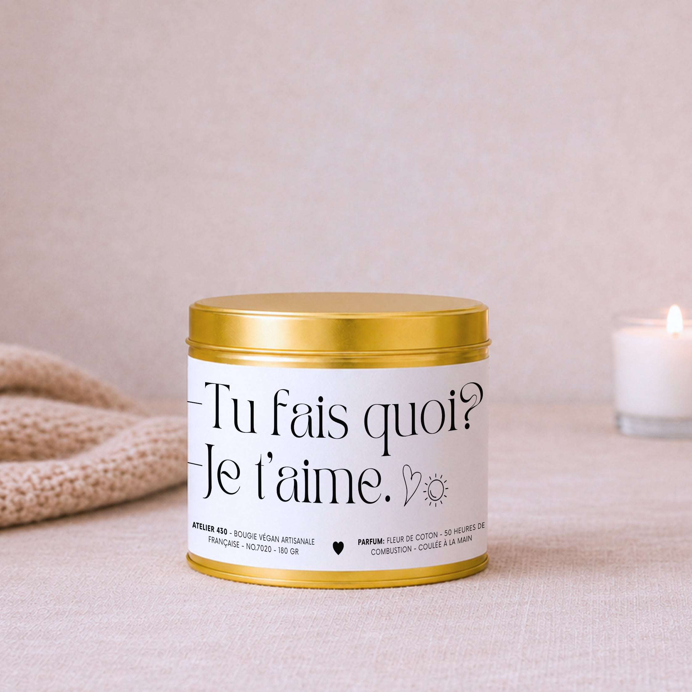 Bougie avec texte d’amour « -Tu fais quoi ? -Je t’aime. » avec boîte or – Atelier 430