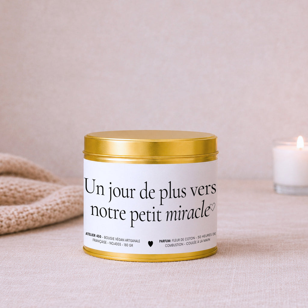 Bougie grossesse personnalisée « Un jour de plus vers notre petit miracle » avec boîte or – Atelier 430